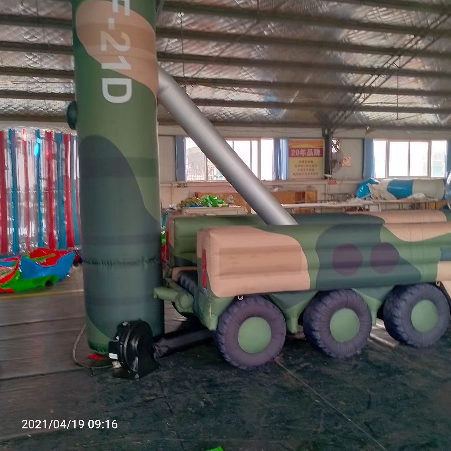 凌河军事演习中的充气目标车辆：模拟发射车雷达车坦克飞机